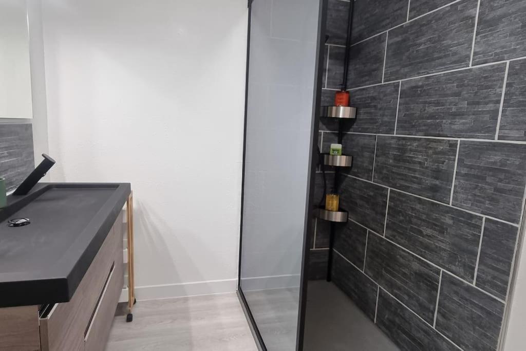 Le Retro Chic: Central Renovated Apartment with Free Parking La Roche-Chalais Exterior photo